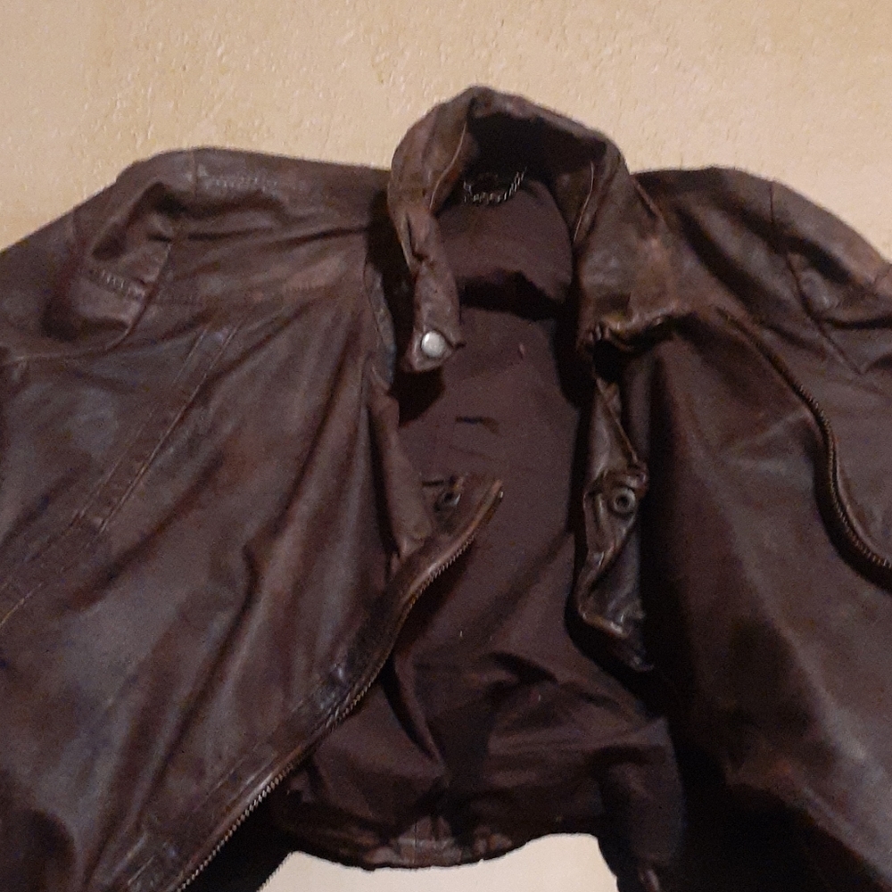 intage 90's leather jacket . A classic look..